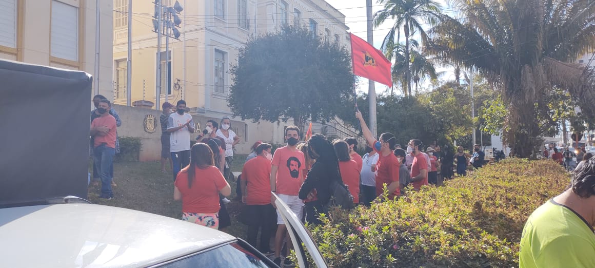 Foto 2 de 8 — Manifestantes se aglomeram na Câmara contra o pedido de impeachment de Edinho Silva